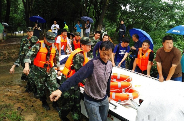 浙江衢州连续强降雨多地被淹 当地武警紧急抢险救灾