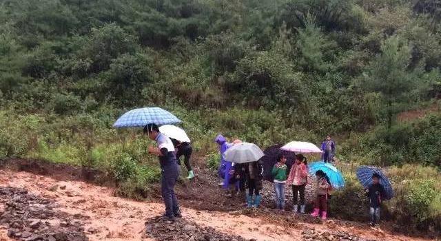 云南昆明现最帅小学老师 抱60多个孩子趟急流过河