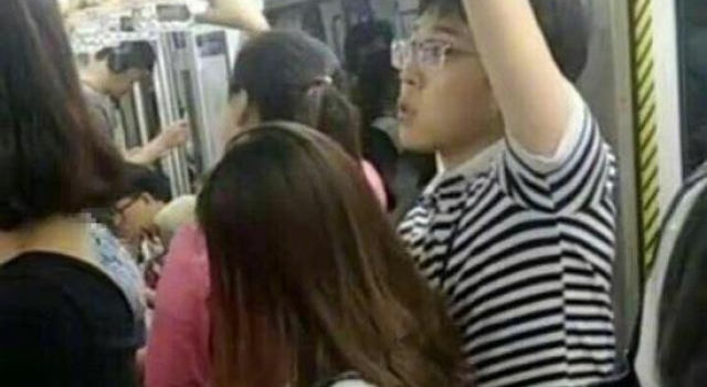 厚颜无耻！ 网曝北京地铁男子猥亵女子