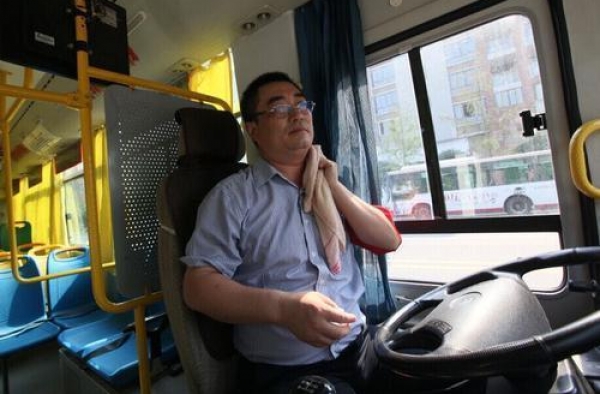 安徽公交车内高温56℃  乘客忍受移动的“桑拿房”