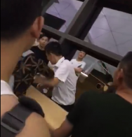 航班延误5小时后取消 机场小伙这样应对大妈的怒扇