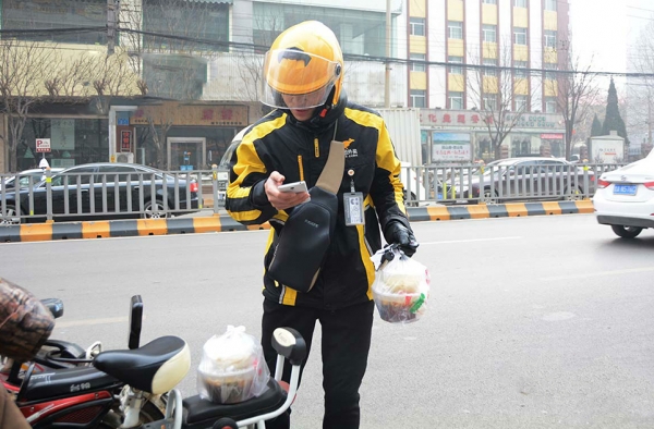 过路司机帮外卖小哥却被索赔 这是好心办坏事？