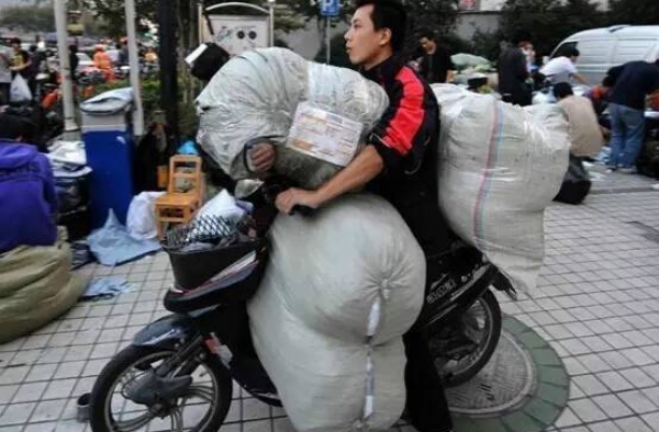 快递小哥迟到5分钟被打成尿失禁 因女顾客嫌太热