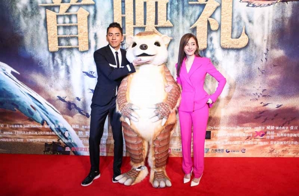 《鲛珠传》首映礼群星闪耀 张天爱玫红西装霸气侧漏