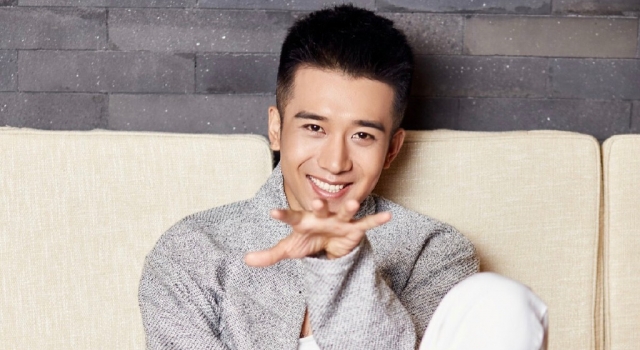孙绍龙写真大片低头浅笑 暖男范儿十足
