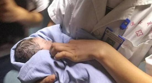 宜宾女婴被扔草丛背后真相令人震惊：妈妈竟是12岁孩子