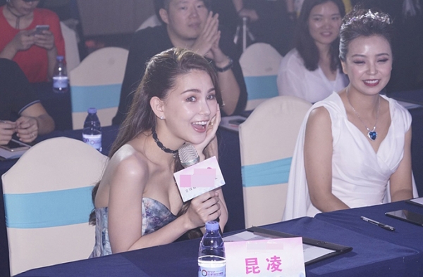 辣妈昆凌二胎产后复出 深V露肩礼服美翻全场