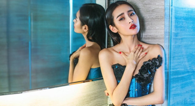 于明加熟女写真曝光 抹胸礼服秀细腰长腿