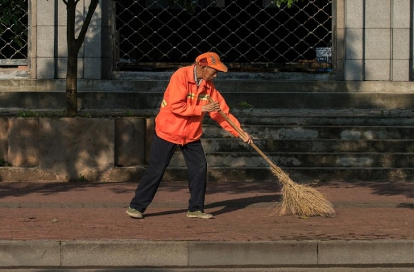 奥迪男辱骂环卫工 网友：让他大街捡垃圾一个月!