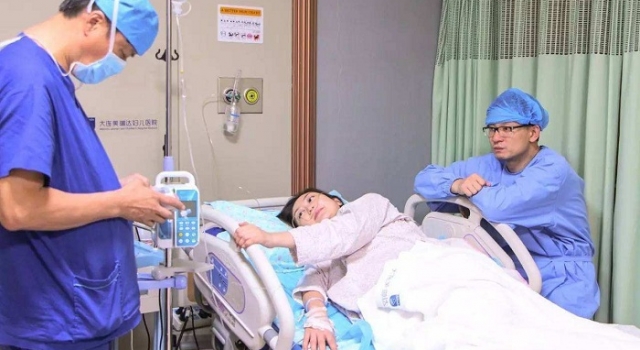 坠楼产妇家属就监控画面回应：那不是下跪是太疼了蹲下