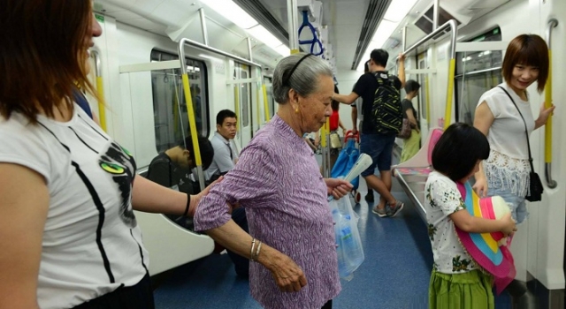 大妈一屁股坐小伙腿上怎么回事？地铁上竟发生这事……