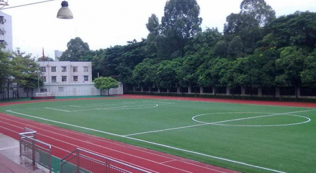 大学生军训腿太细被卡排水沟 网友：看了我的腿放心了