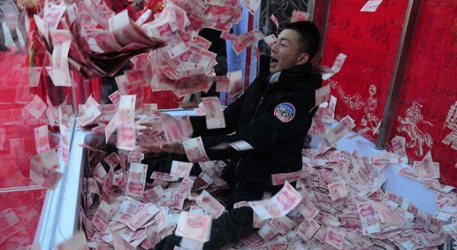 小伙失恋撒人民币 这是在证明自己是“撒币”？