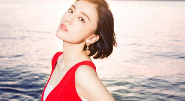 吕佳容海边性感写真 妩媚红裙长腿好撩人