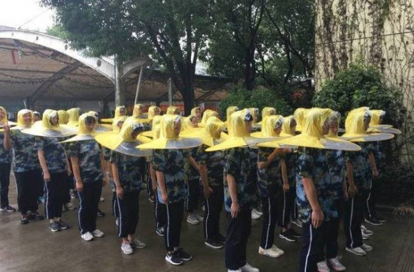 军训穿这样呆萌的雨衣 瞬间产生反差萌
