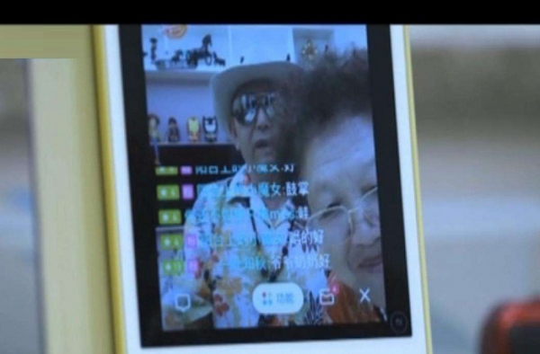 八旬奶奶直播幸福火了 网友：这一把狗粮吃的开心