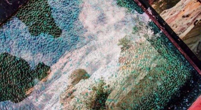 景区玻璃栈道碎裂特效 网友：简直是噩梦般的存在……