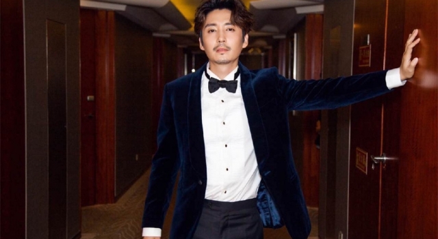 王泷正写真干练优雅 没想到周巡也可以这样帅气