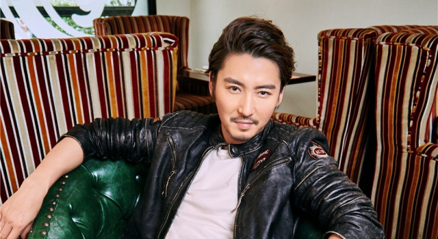 王泷正曝最新写真 休闲皮衣尽显雅痞范儿