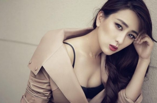 马苏《男人装》性感写真曝光 马苏大秀美腿