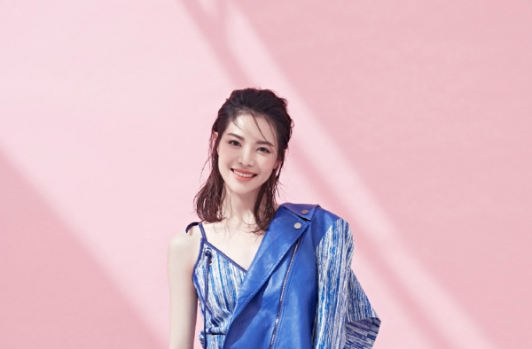 冯女郎钟楚曦写真曝光 蓝色阔腿裤青春靓丽