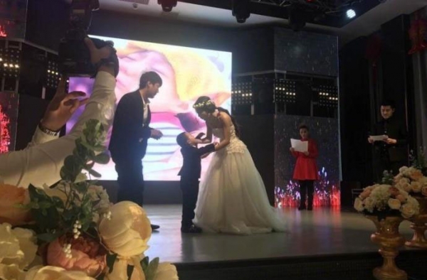4岁白血病男孩举行特殊婚礼 网友泪奔