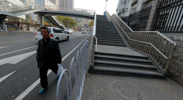 兰州过街天桥成了挡路桥被吐槽 网友：华而不实！