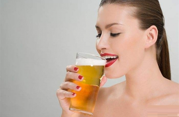 一次喝24瓶成网红 这重庆女酒神真的千杯不会醉？