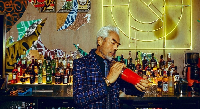 张双利写真太时尚 潮叔现身酒庄品位人生