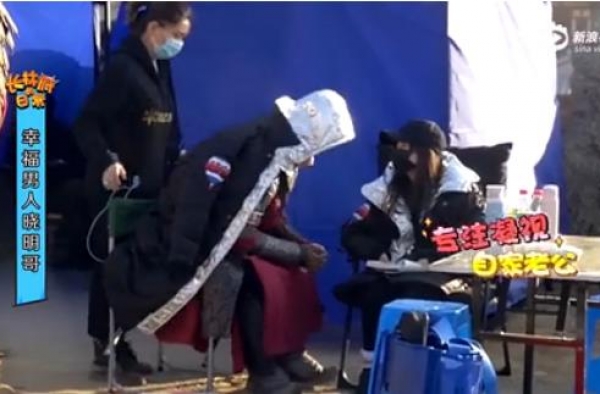 黄晓明炫耀儿子正面照满脸自豪 称儿子有电眼和大鼻子