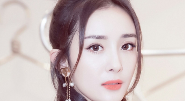 杨幂与好友同穿情侣装 难道杨幂又换闺蜜了？