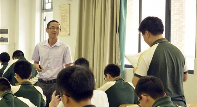 中学老师朗诵古诗如戏精附体 是炒作还是太投入？