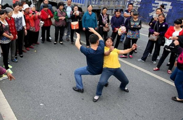 车祸现场疯狂尬舞 现在都这样博眼球上热搜了吗？