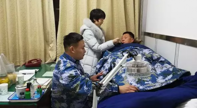 海军军官跳海救人被冻晕 当事人：我就想把这两人救了