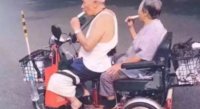 老翁帮妻子买午饭忘记房门密码 民警帮忙开门后傻眼