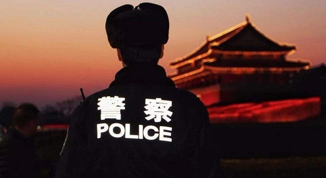 老外吸毒被抓还想装作听不懂中文 民警放大招……