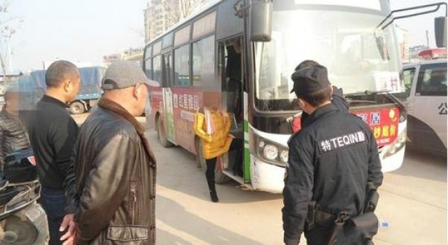 夫妻阻拦公交车为找零 拦高铁后又现拦公交？