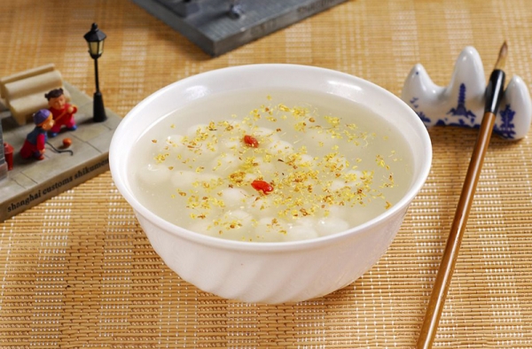 冬天来一碗热乎乎酒酿圆子 暖身又补血