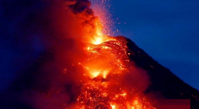 菲律宾马荣火山岩浆喷射 四万人已紧急疏散