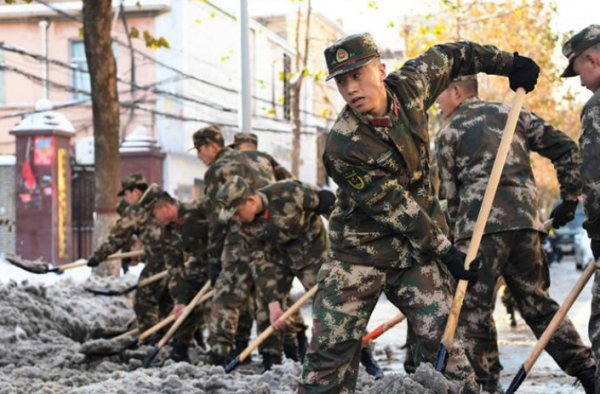 子弟兵通宵扫雪到食堂吃完饭后令人震惊