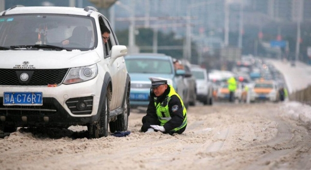 武汉交警跪地哥走红 趴雪地推车摔了一跤又一跤