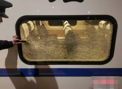 D7733次列车玻璃被击碎 系男子用弹弓击碎