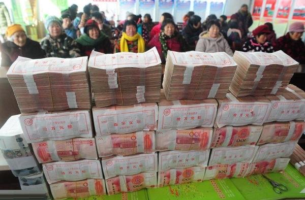 豪气！合作社发年终奖 满满的红钞票堆成现金墙
