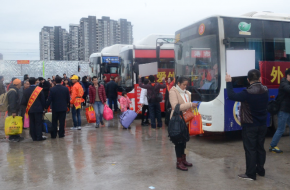 公交车拒载农民工 坐三分钟公交就知城市文明程度