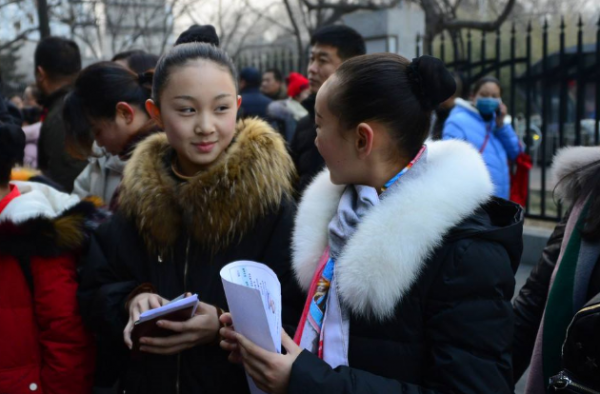 艺考小哥哥一秒入戏 上戏门口如“戏精”附体