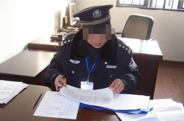 妹子穿婚纱向狱警男友求婚 遇到警察蜀黍你就嫁了吧！
