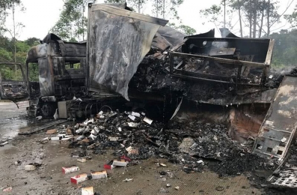 高速路上iPhoneX撒一地 网友大呼：一地的苹果啊！