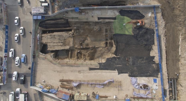 地铁施工挖出明代古桥 搬迁保护工作正在进行中
