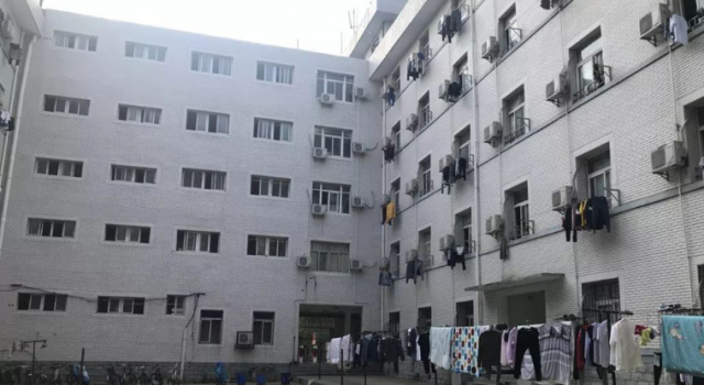 武汉研究生火化 导师匆匆鞠躬“消失不见”？