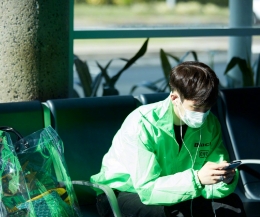 孙坚悉尼机场街拍 绿色夹克配球鞋妥妥的时尚icon
